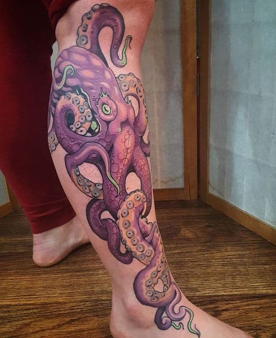 tatuagem de polvo roxo na perna