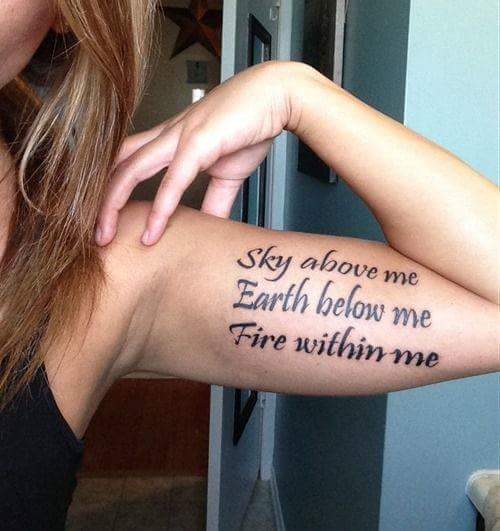 tatuagem no bíceps feminina escrita com frase