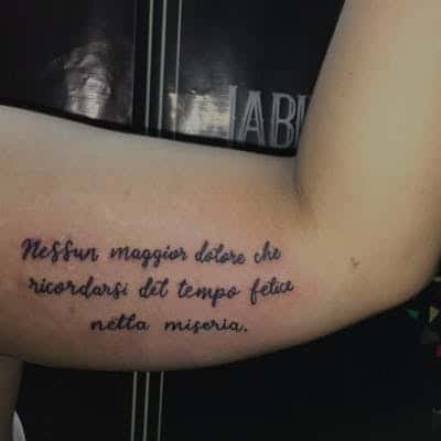tatuagem no bíceps feminina escrita em latim