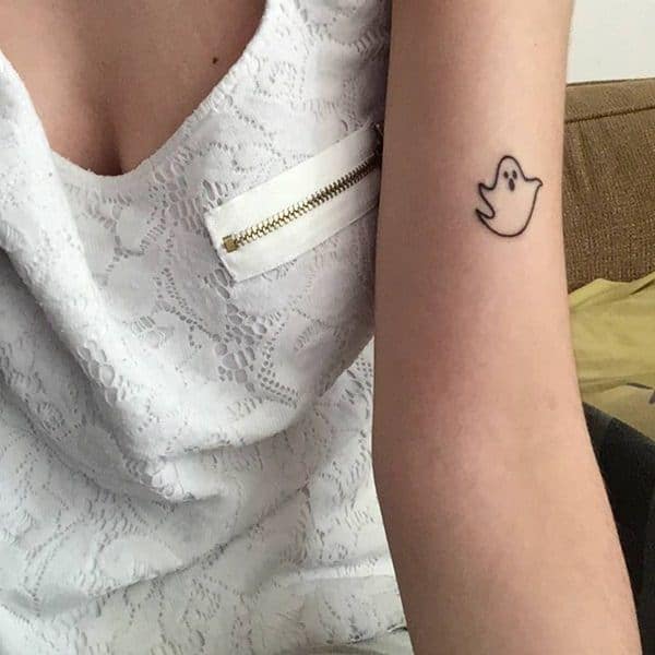tatuagem no bíceps feminina fantasma delicada