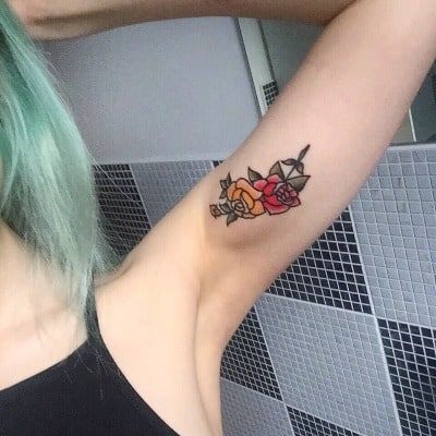 tatuagem no bíceps feminina flor pequena 1