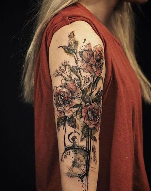 tatuagem no bíceps feminina flores coloridas