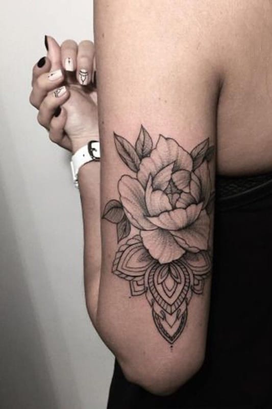tatuagem no bíceps feminina flores com mandala