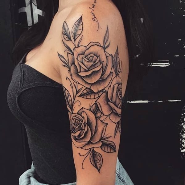 tatuagem no bíceps feminina flores e rosas