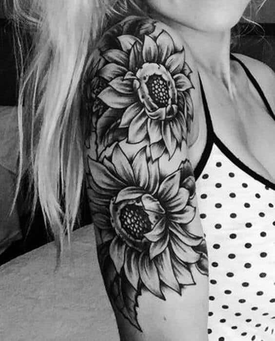 tatuagem no bíceps feminina flores girassois