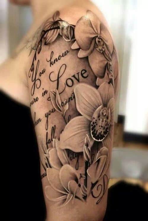 tatuagem no bíceps feminina flores realistas