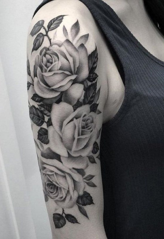 tatuagem no bíceps feminina flores sombreadas