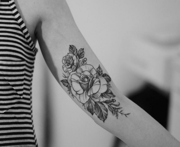 tatuagem no bíceps feminina flores