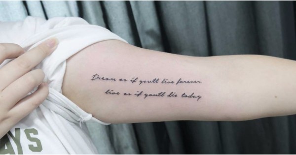tatuagem no bíceps feminina grande escrita