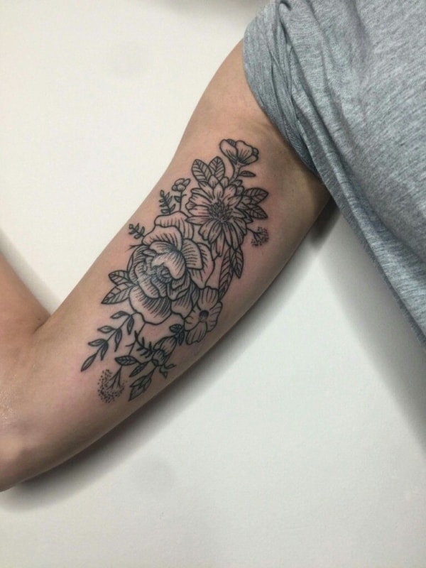 tatuagem no bíceps feminina lindas flores