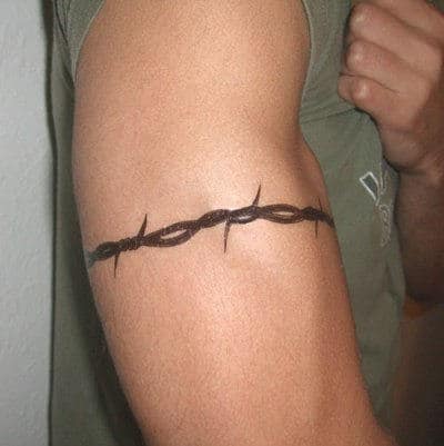 tatuagem no bíceps masculino bracelete diferente