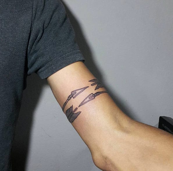 tatuagem no bíceps masculino bracelete e flecha