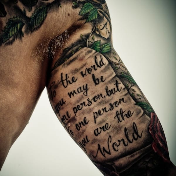 tatuagem no bíceps masculino escrita grande