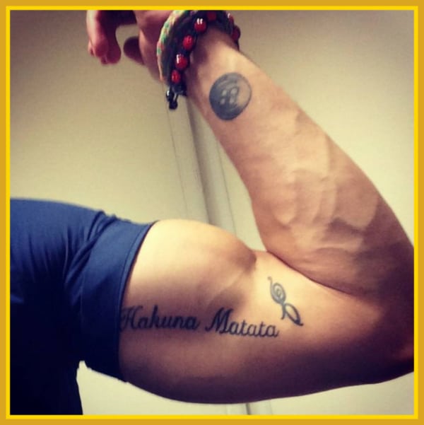 tatuagem no bíceps masculino escrita ideias