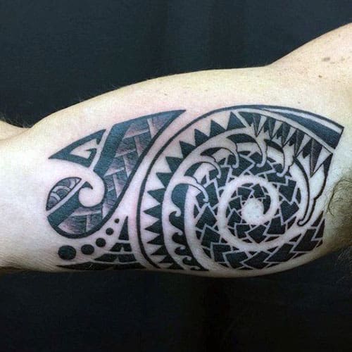 tatuagem no bíceps masculino tribal detalhada