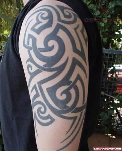 tatuagem no bíceps masculino tribal grande