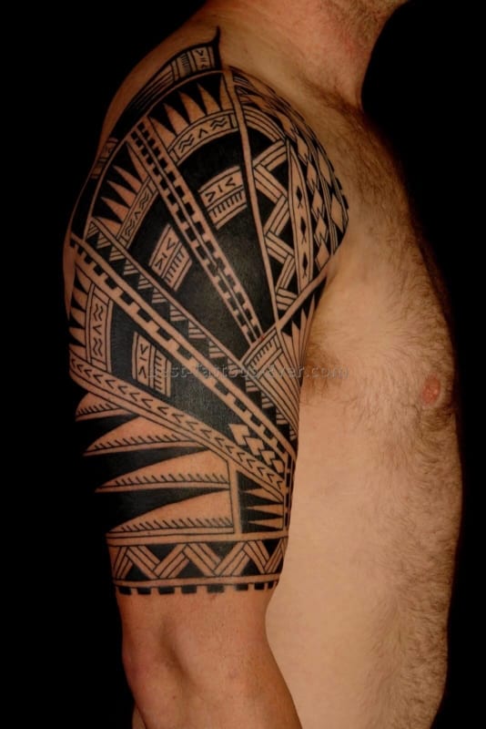 tatuagem no bíceps masculino tribal ideias