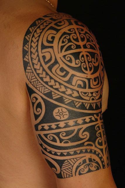 tatuagem no bíceps masculino tribal maori
