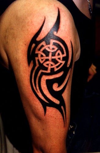tatuagem no bíceps masculino tribal pequena