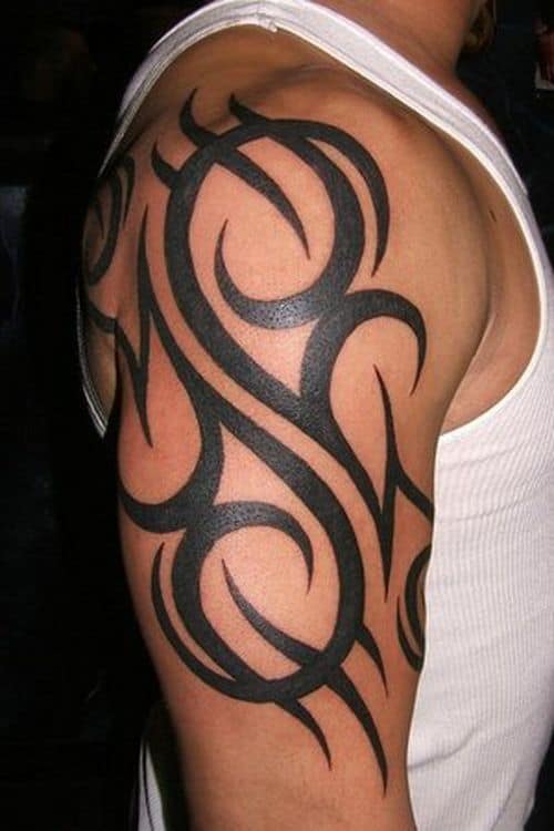 tatuagem no bíceps masculino tribal