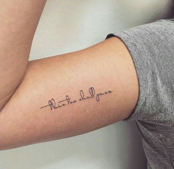 tatuagem pequena escrita feminina no biceps