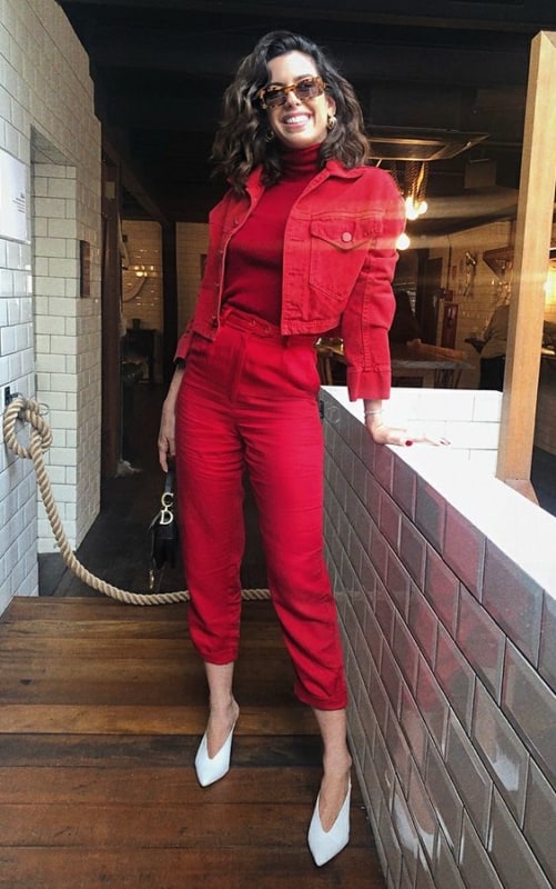 look monocromático vermelho com jaqueta