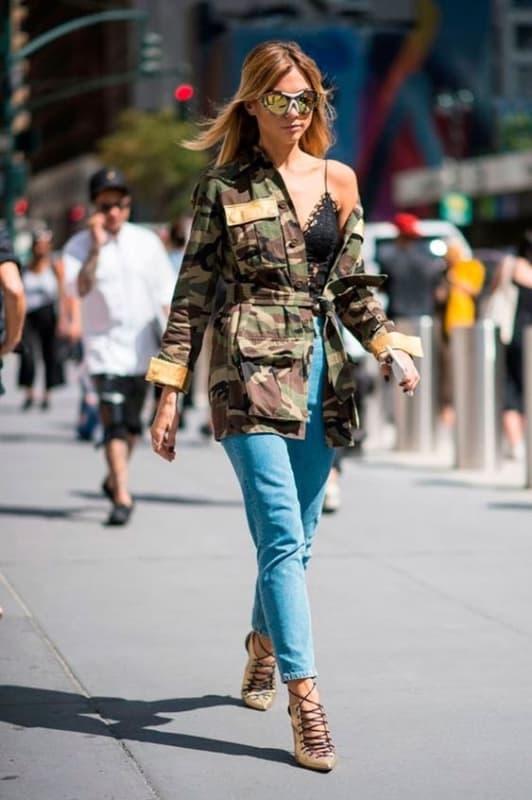 look parka militar camuflada com calça jeans