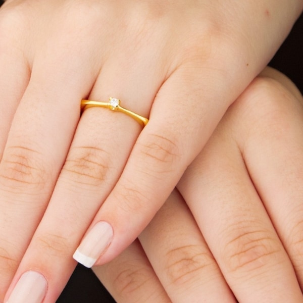 anel de ouro para noivado com brilhante