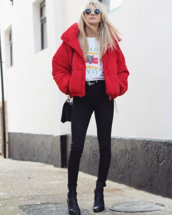 look de inverno com jaqueta vermelha e calça preta