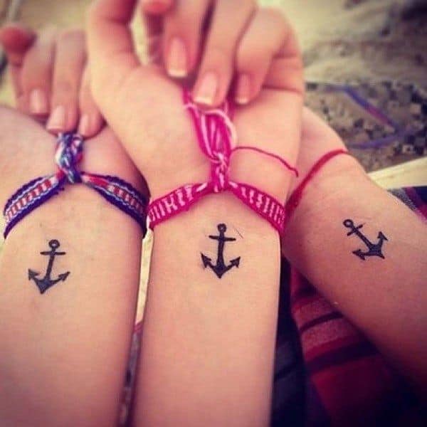 3 melhores amigas com tatuagens de âncora