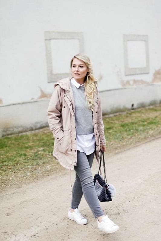 look de inverno com parka rosa e tênis branco