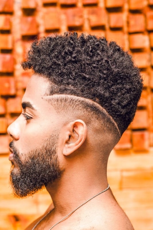 Degrade Mid Fade com listra lateral  Cabelo, Desenho de cabelo masculino,  Cabelo masculino