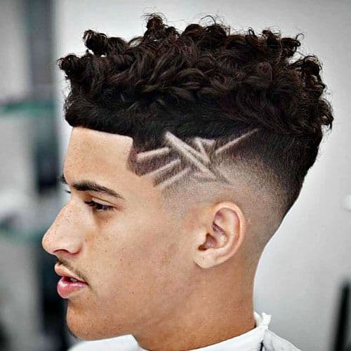 cabelo cacheado masculino com corte de listra e desenho