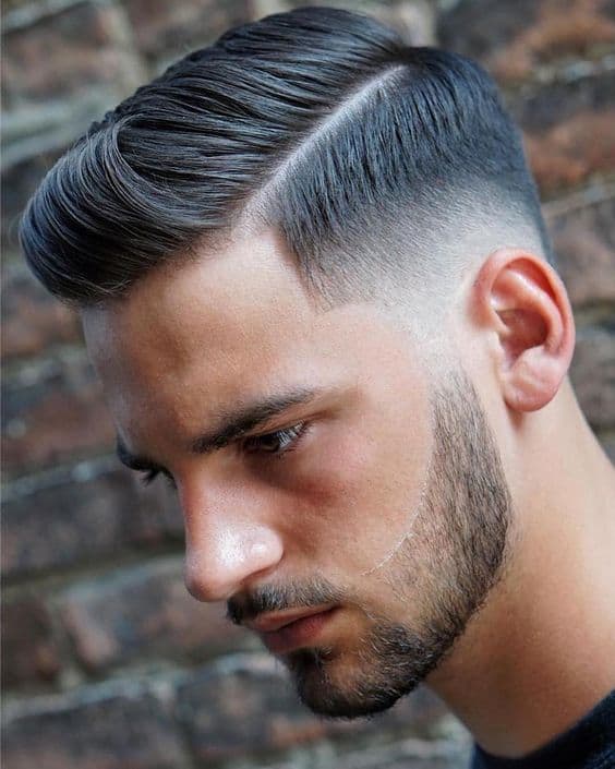 corte de cabelo masculino com topete e risca lateral
