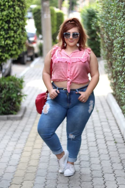 Jeans skinny plus size com tênis