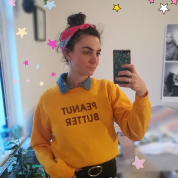 Look Tumblr com blusa de moletom amarela