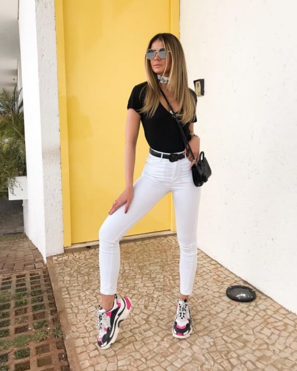 Look casual com tênis sport calça branca e t shirt preta