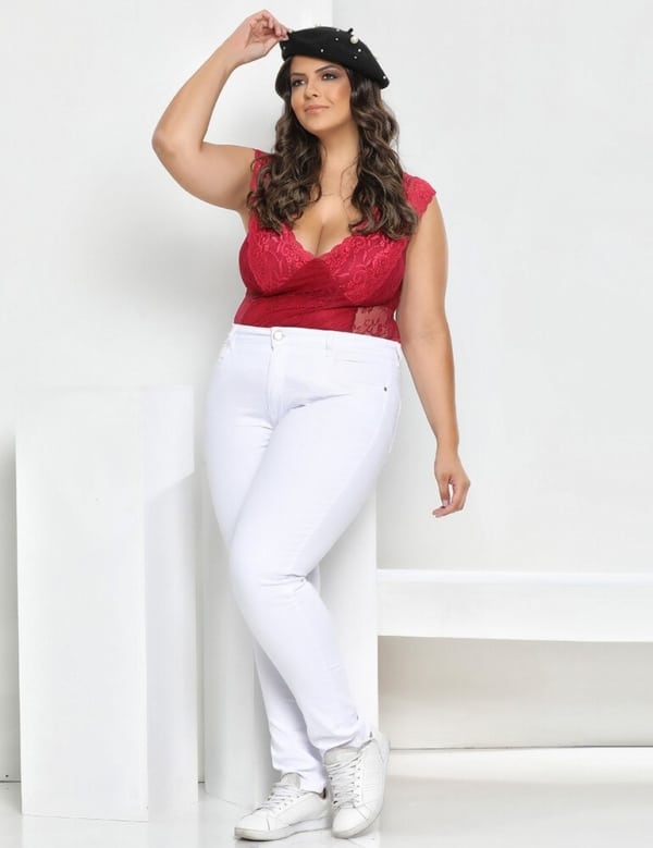 Look plus size com calça branca skinny