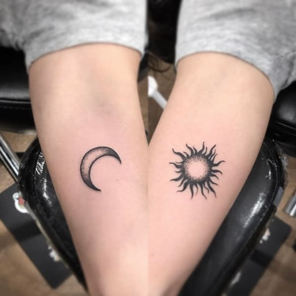 Modelo de lua e estrela tatuada nos braços de amigas