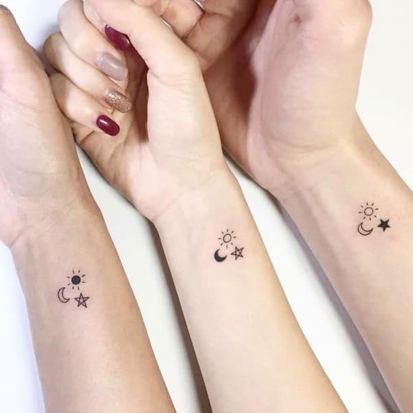 Pequena tatuagem no pulso para 3 melhores amigas