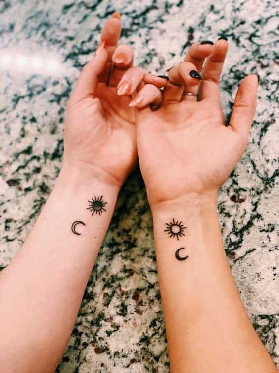 Sugestão de tatuagem para melhores amigas de sol e lua