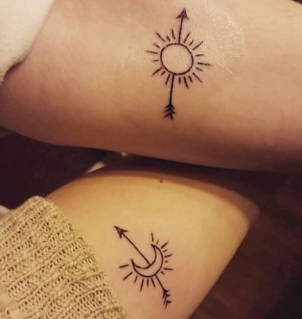 Tattoo diferente de sol e lua com flecha