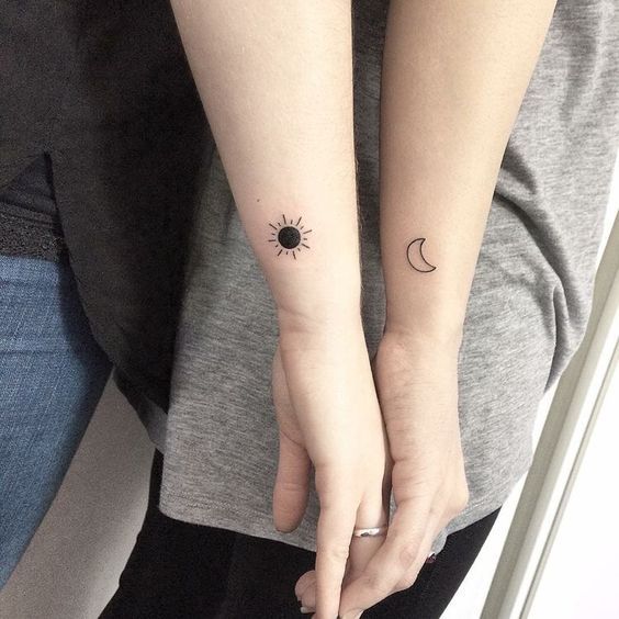 Tattoo minimalista de sol e lua para amigas