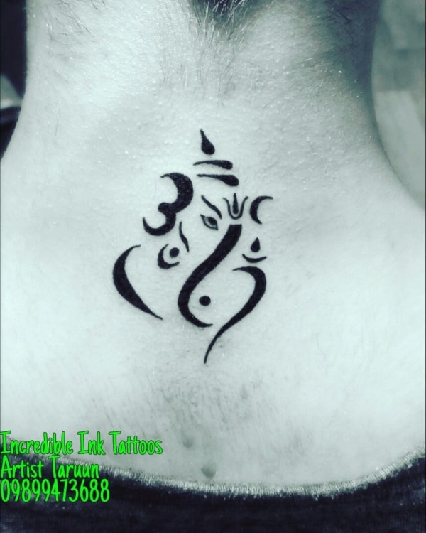 Tatuagem Ganesha delicada no pescoço