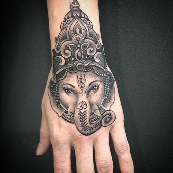 Tatuagem Ganesha na mão masculina