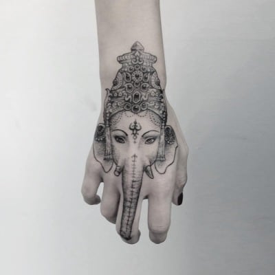 Tatuagem Ganesha na mão