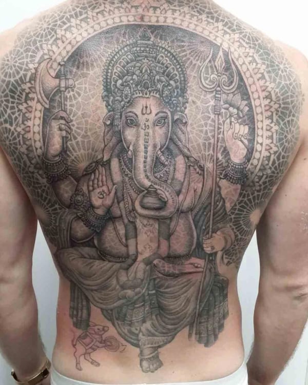 Tatuagem Ganesha nas costas sombreada