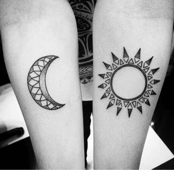 Tatuagem com influência tribal para amigas de sol e lua