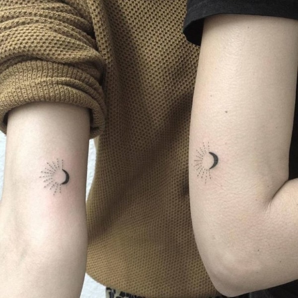 Tatuagem delicada de sol e lua