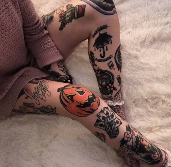 Tatuagem feminina no joelho abobora